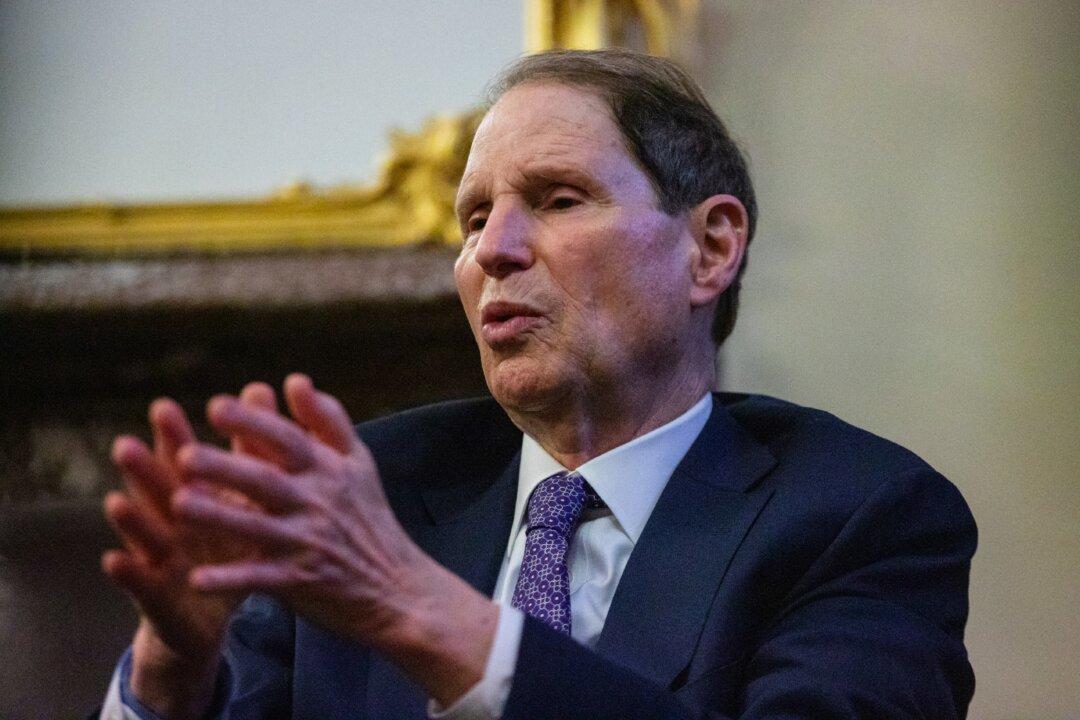 Sen. Wyden Demands Answers From FBI on Hacking of Americans’ Phones