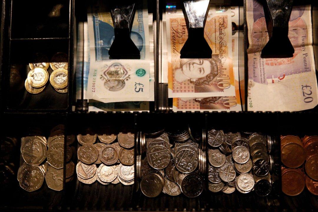 UK Economy Flatlines in February After Recovering to Pre-Pandemic Levels