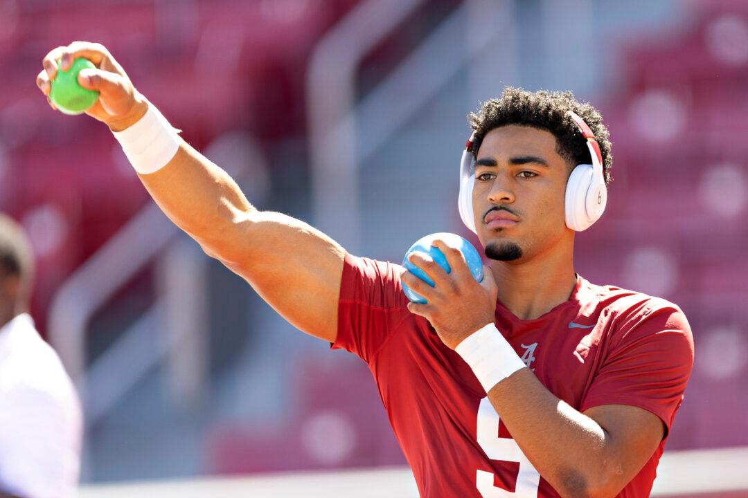 Alabama QB Bryce Young Exits With Apparent Shoulder Injury