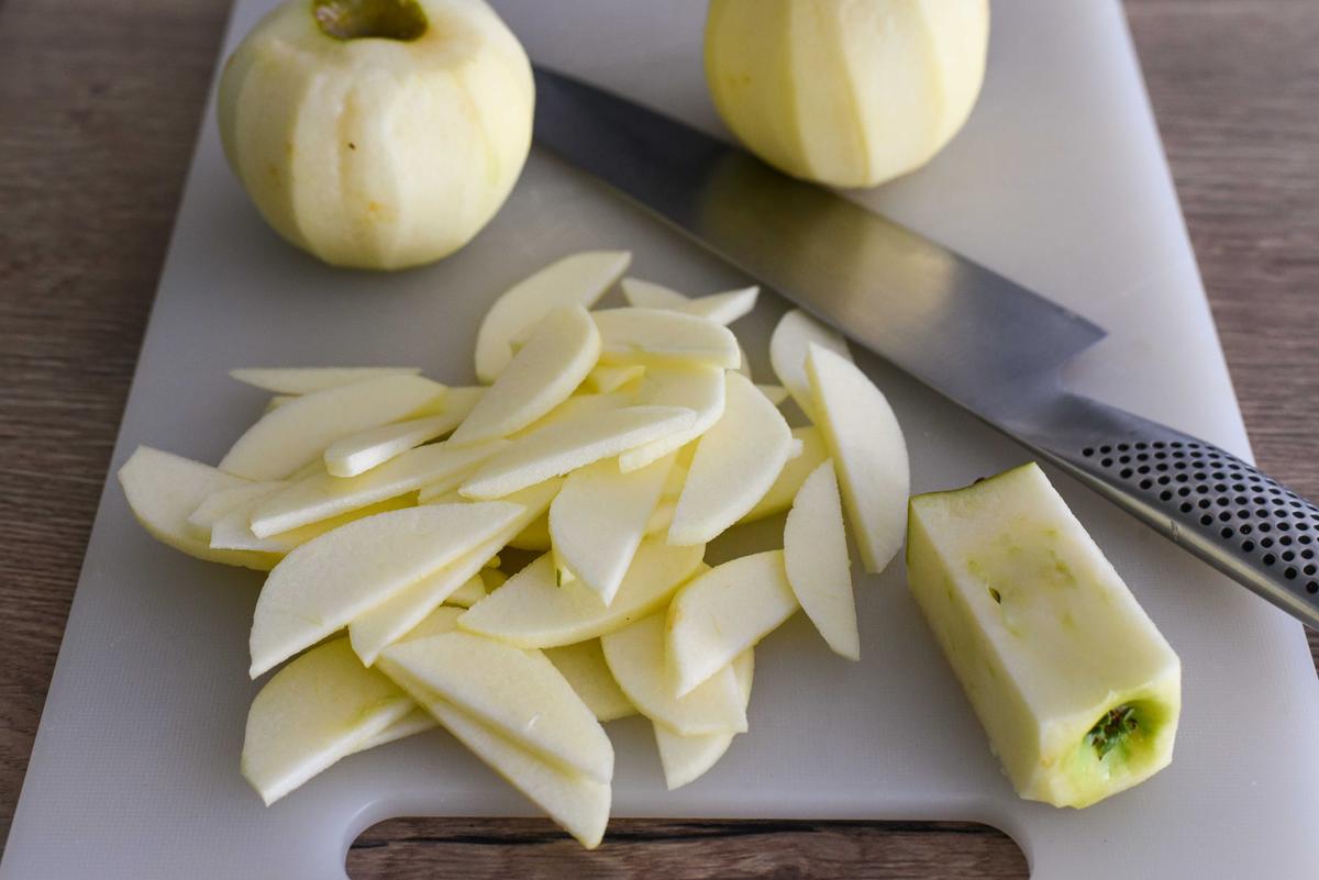 Peel, core, and very thinly slice the apples. (Audrey Le Goff)