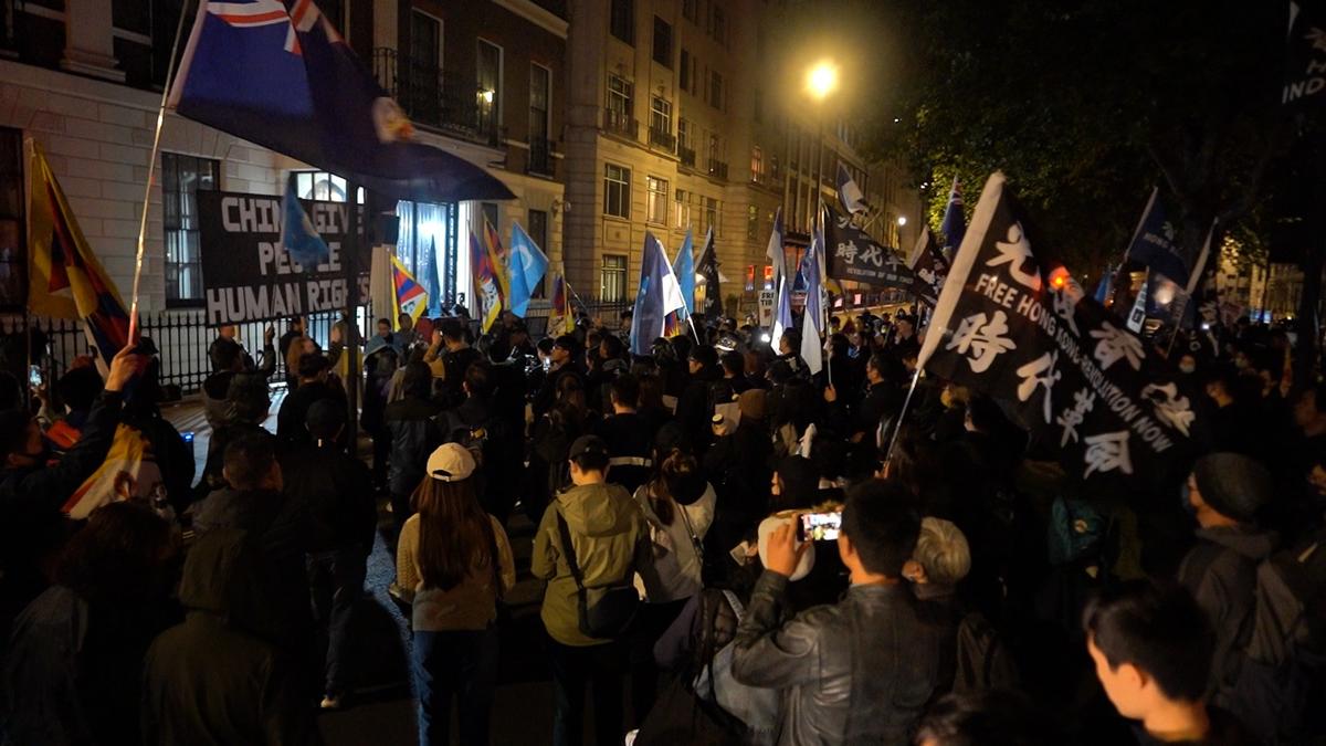 Hongkongers, Tibetans, and Uyghurs rally against the CCP outside the Chinese embassy in London, the UK on Oct 1, 2022. (Chen Bin/The Epoch Times)