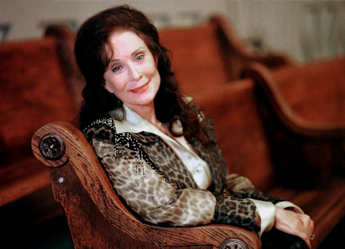 Loretta Lynn, Coal Miner’s Daughter and Country Queen, Dies