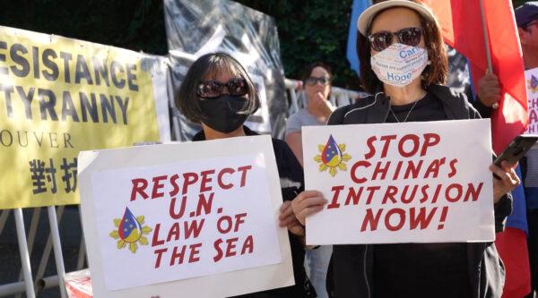 Protesters hold signs at an anti-CCP demonstration held outside the Chinese consulate in Vancouver on Oct. 1, 2022. (NTDTV/Melodie Von)
