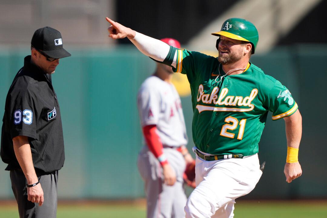 A’s Stephen Vogt Hits Homer in Final Game Before Retirement