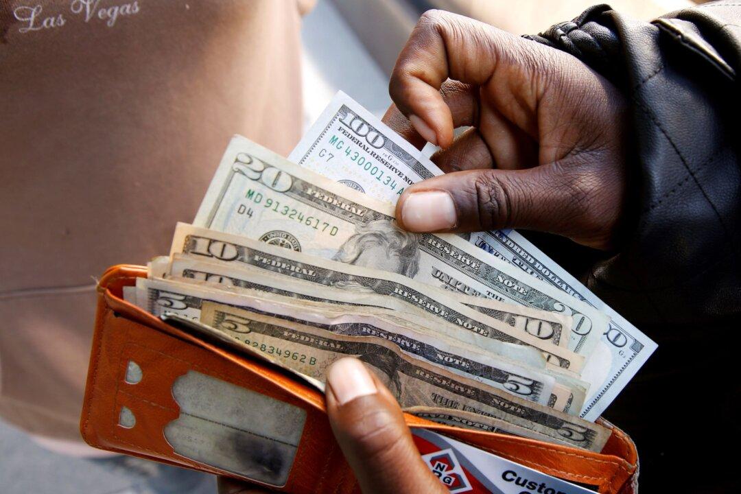 Dollar Rallies After Hawkish Fed; Pound Slides as BoE Warns of ‘Very Challenging’ Outlook