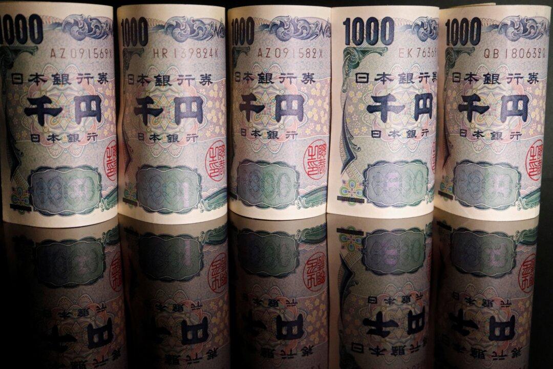 Japan’s Foreign Reserves Drop by Record on Market Shakeout, FX Intervention