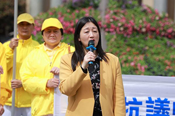 The photo shows Lucy Zhao, president of the Australian Falun Dafa Association, speaking at the press conference. (Xu Shengkun/The Epoch Times)