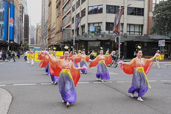The photo shows ladies dressed in fairies' costumes in the procession. (Xu Shengkun/Epoch Times)