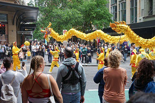 The picture shows the dragon dance team in the procession. (Ling Xiao/The Epoch Times)