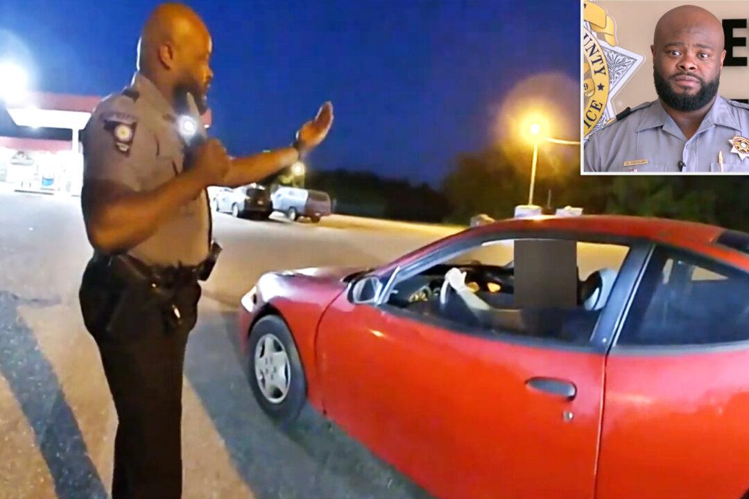 VIDEO: Deputy Sheriff Teaches Young Driver Stuck in the Middle of a Road How to Drive a Manual Car