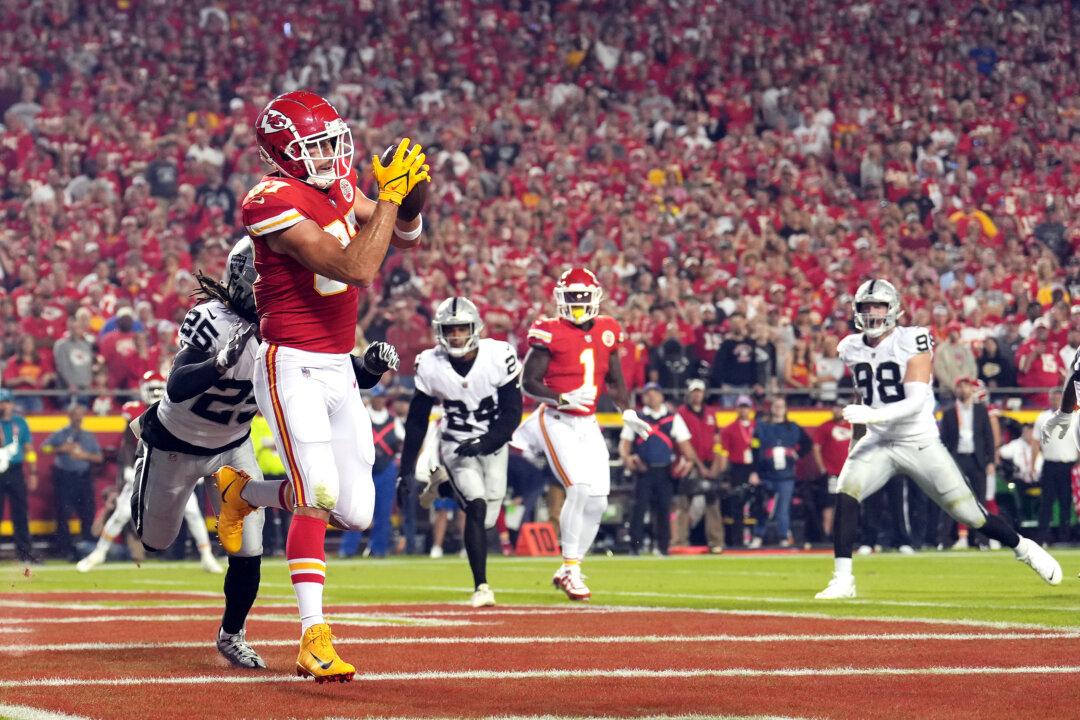 Chiefs Hold On for Wild 30–29 Victory Over Rival Raiders