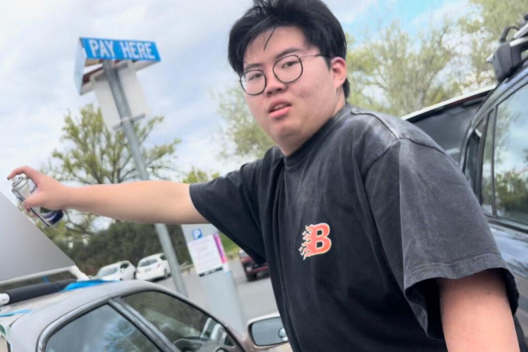 Federal Police Seeking Information on 2 Men and a Woman Who Allegedly Assaulted Chinese Human Rights Activist