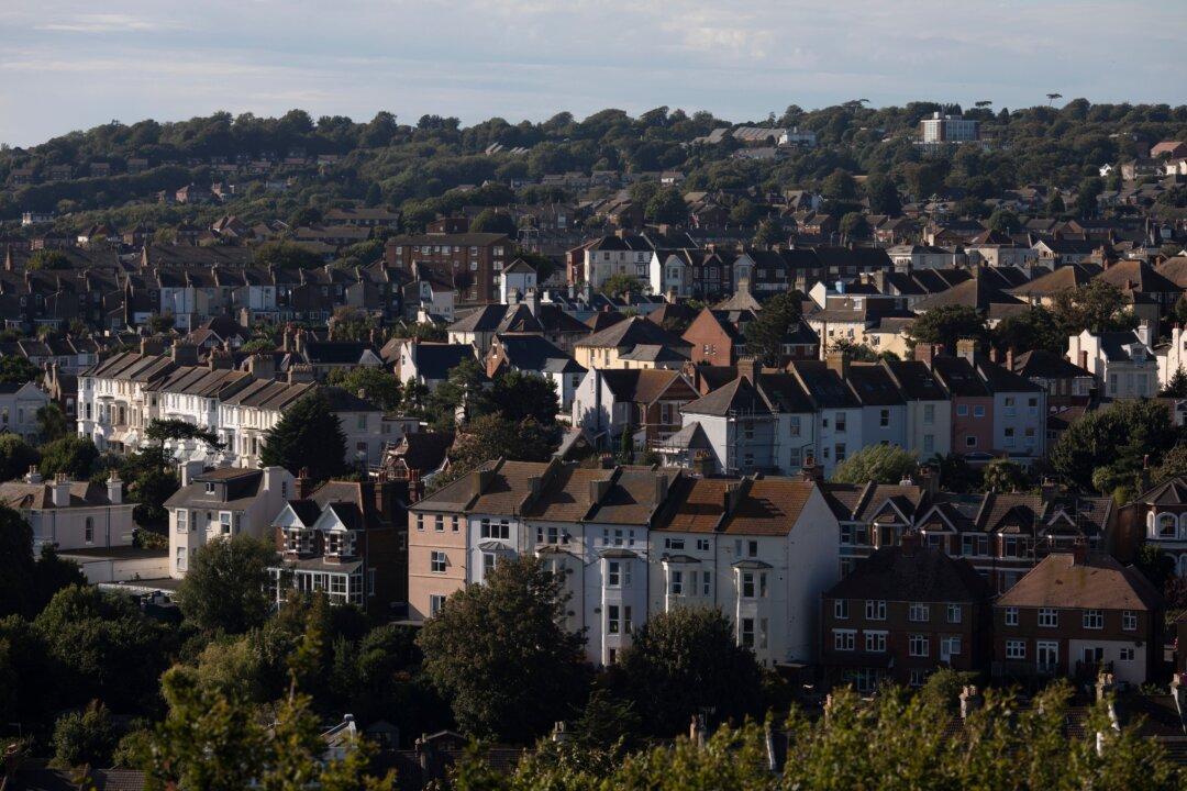 UK House Price Fall for Fifth Month in a Row Amid Grim Economic Outlook
