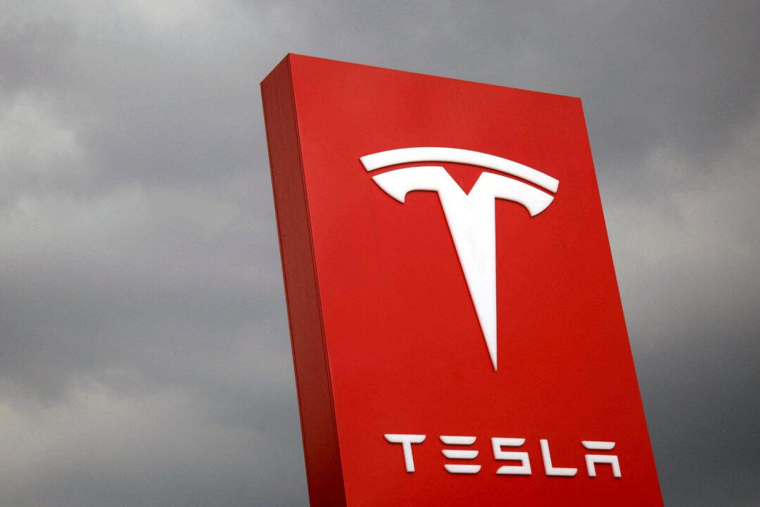 Tesla Steps Up Job Ads as Recession Clouds Gather