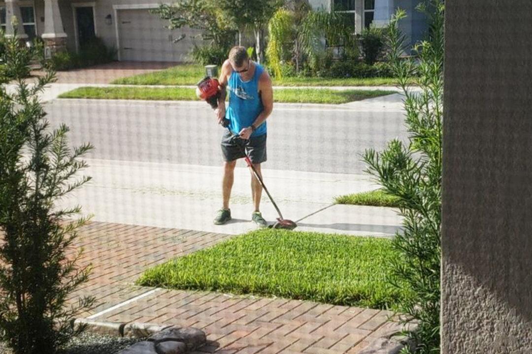Neighbor Mows Lawn for Military Family, Giving Dad the ‘Gift of Time’ Before His Deployment