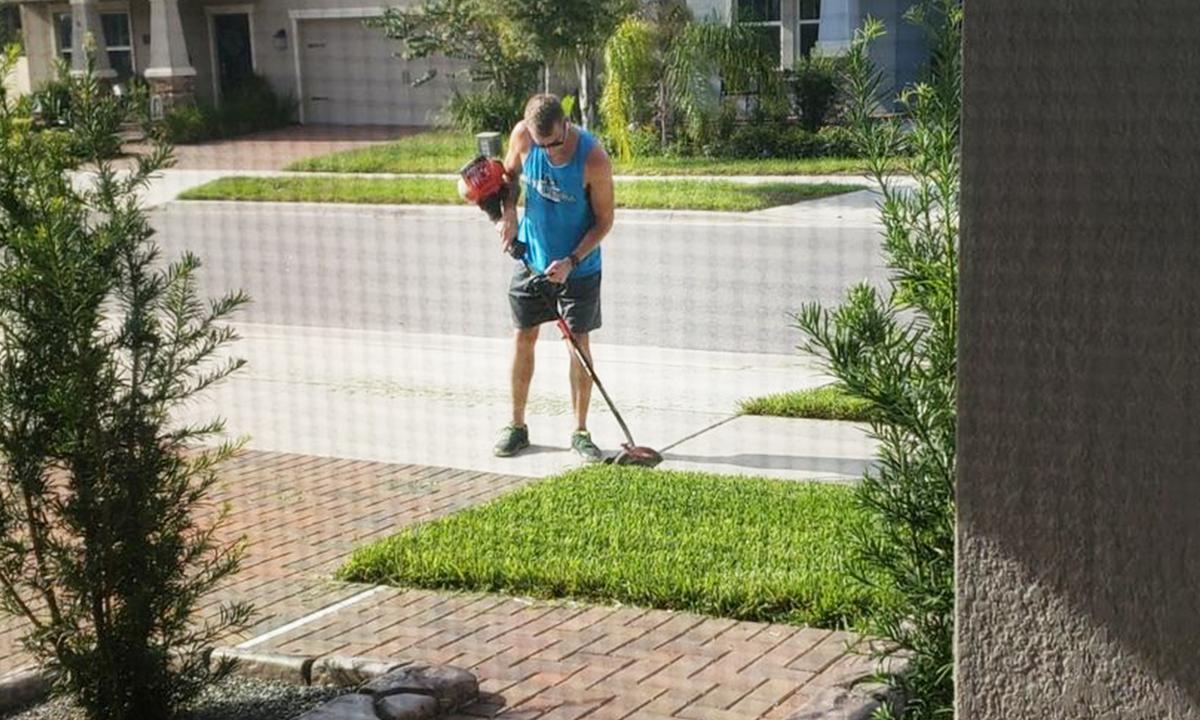 Neighbor Mows Lawn for Military Family, Giving Dad the ‘Gift of Time’ Before His Deployment