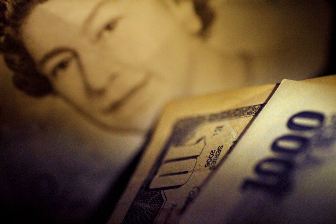 Yen Slides Further to 151 per Dollar, Pound Falls on UK Turmoil