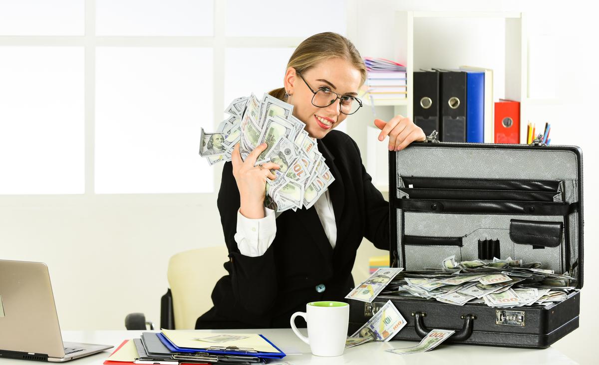 You’re an Entrepreneur With a New Business. When Should You Start Paying Yourself a Salary?