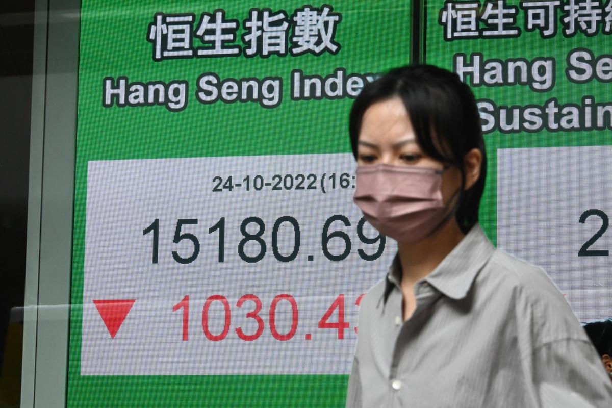 Hang Seng Index Plunges Over 1,000 Points on the First Trading Day After CCP’s Congress; Chinese Stocks Collapse