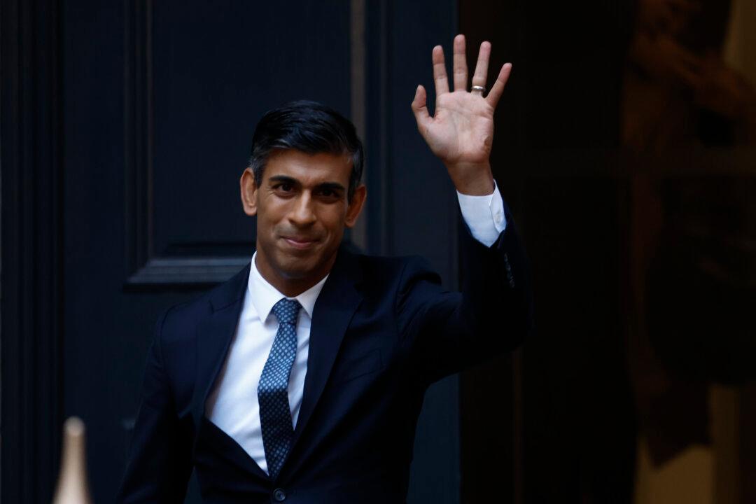 Former Tory Energy Minister Quits Party and Backs Labour Leader