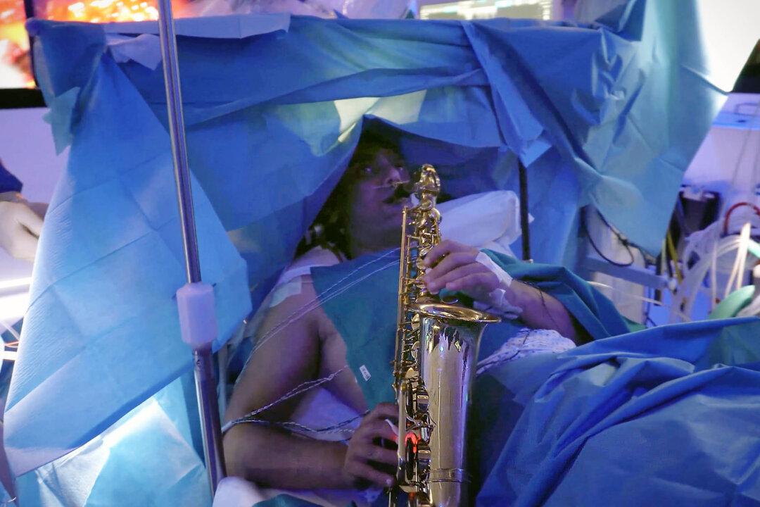 Musician With Brain Cancer Plays Saxophone During 9-Hour Brain Surgery in Rome Hospital