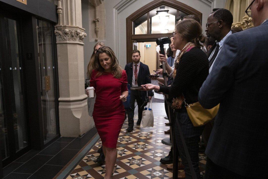 Freeland Stresses Bank of Canada’s Independence After Singh Criticizes Rate Hikes