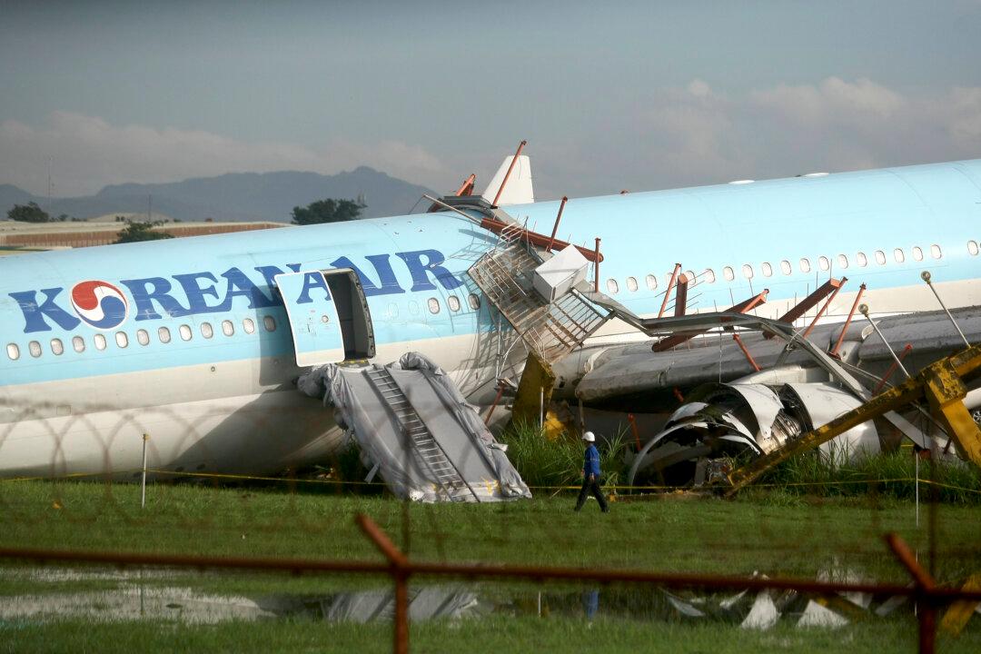 Philippine Airport Partially Reopens Despite Stuck Plane