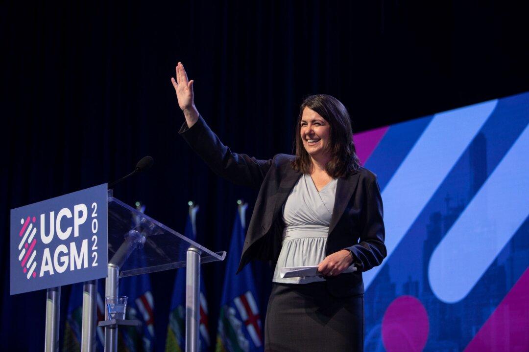Health Care Workers Call on Alberta Premier to Prevent Future ‘Mismanagement’ by Health Officials