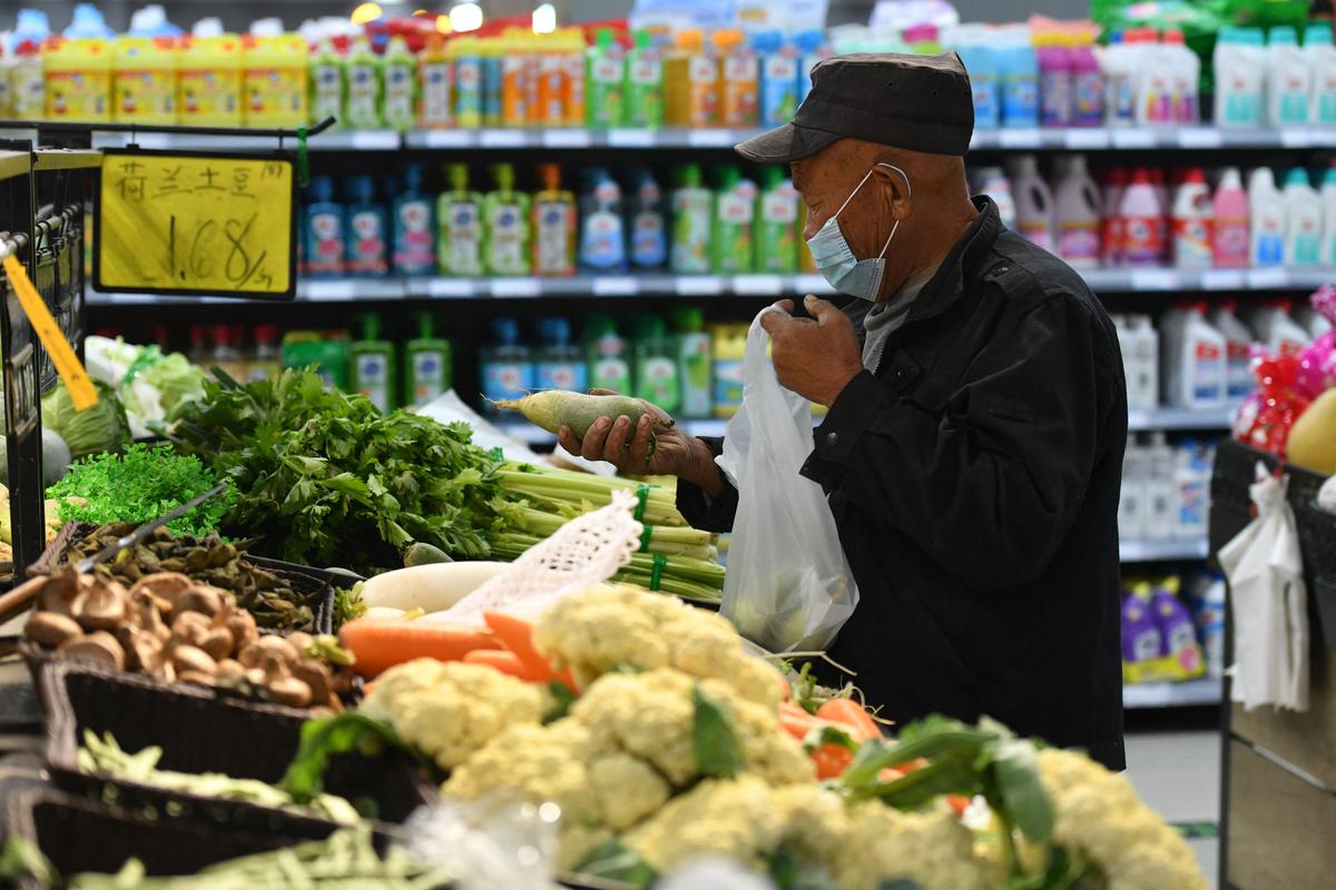 China’s Domestic Consumption Unlikely to Pick Up Despite Push For Internal Demand: Expert