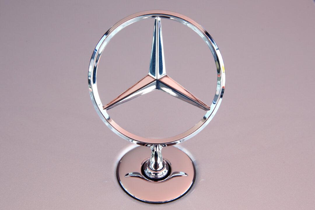 Mercedes-Benz Lifts Profit Forecast as Luxury Cars Boom