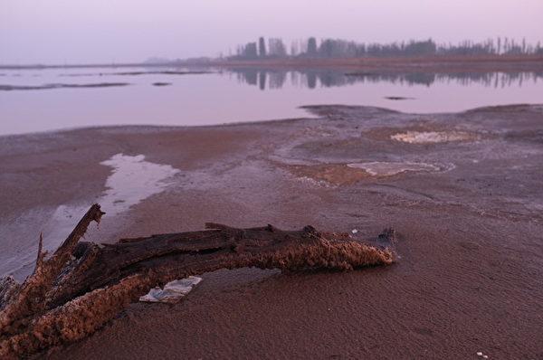 Pollution in a river in the Tengger Desert in northwest China's Zhongwei, Ningxia Hui autonomous region, after releases of chemical wastewater by a paper company. After the wastewater dried up, a large number of chemical crystals appeared on the shore. (Provided by Zhao Lanjian)
