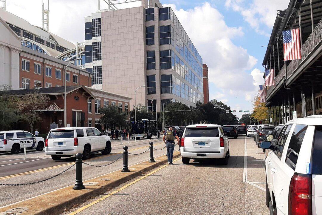 Police Standoff Ends With Man Shot in Mobile, Alabama