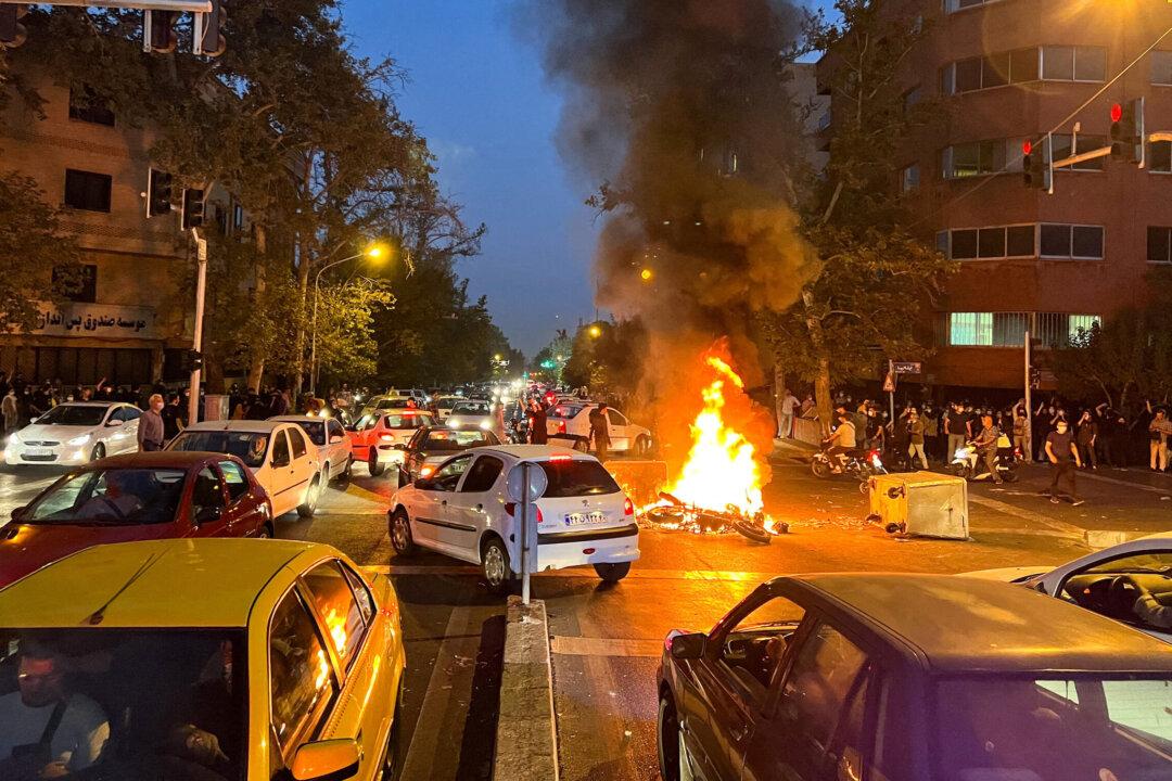 Iran Protests Continue as Demonstrators Defy Warnings From Government