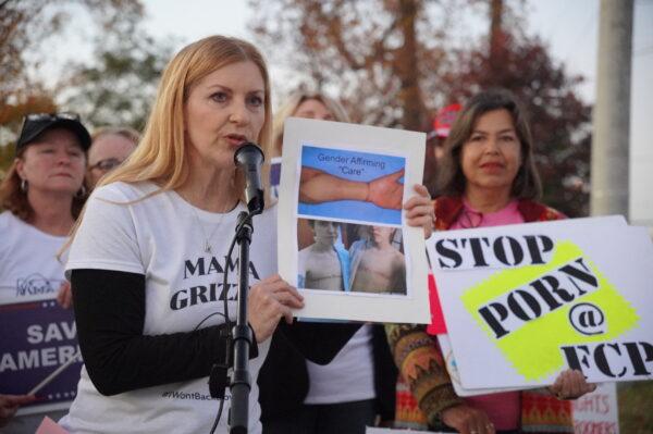 Fairfax County mother Stacy Langton (L) protests the school district's pro-transgender policies and "gender-affirming care" outside a Fairfax County School Board meeting in Falls Church, Va., on Nov. 3, 2022. (Terri Wu/The Epoch Times)