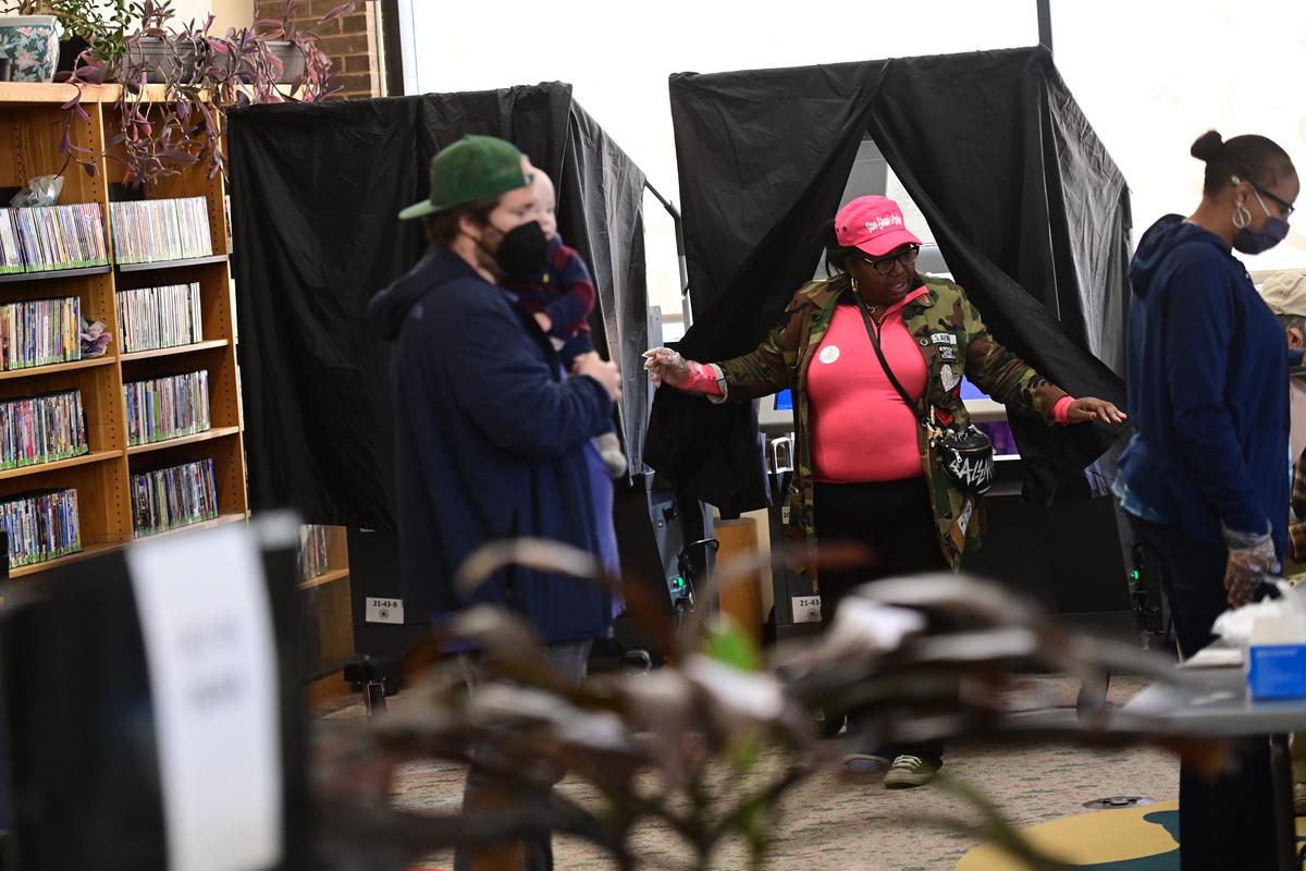 Judge Orders Pennsylvania County Polling Sites to Stay Open Late Due to Paper Shortages