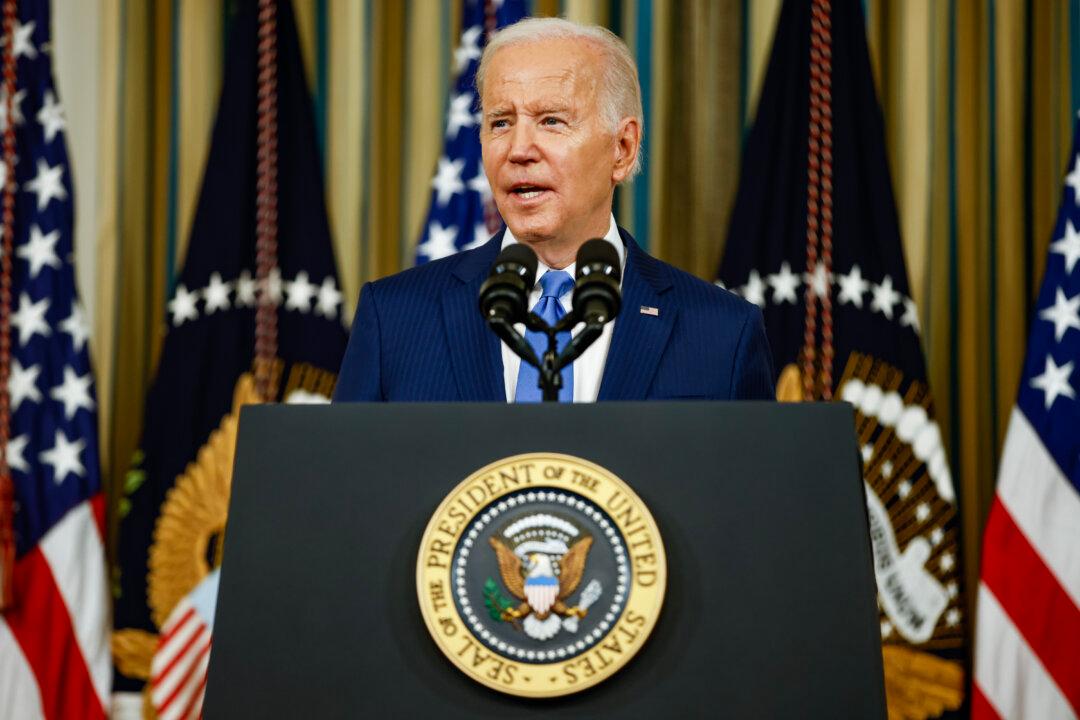 Democrats Seeking to Revive Federal Weapons Ban Following Recent Mass Shootings