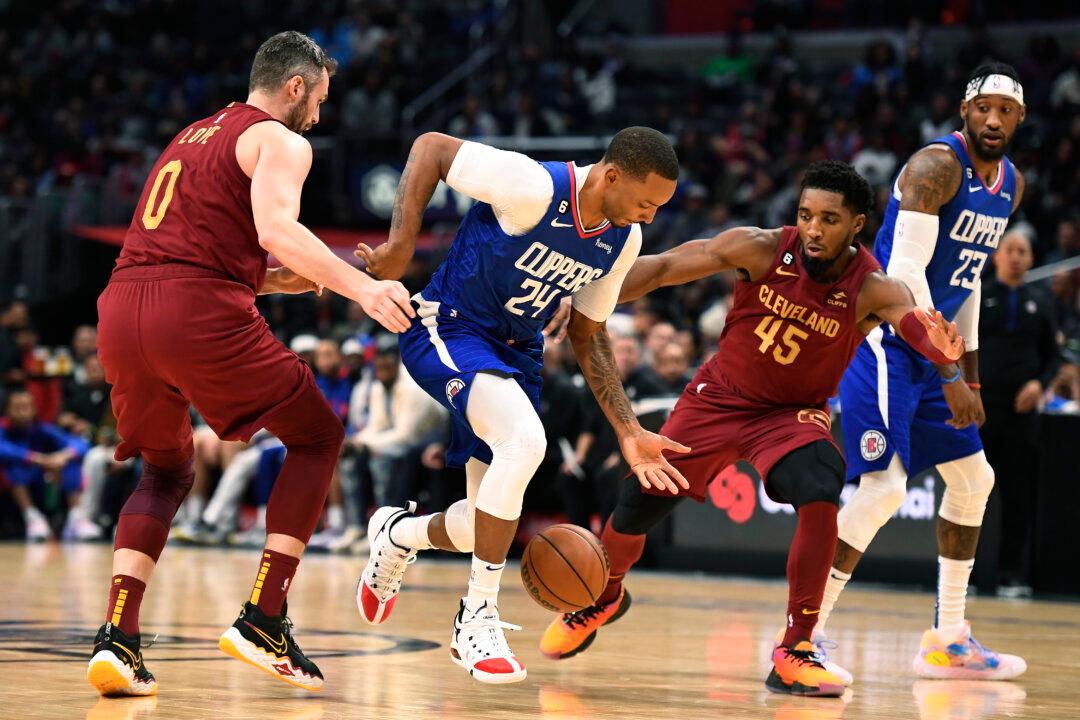 Clippers Escape Late Hole, End Cavs’ Winning Streak