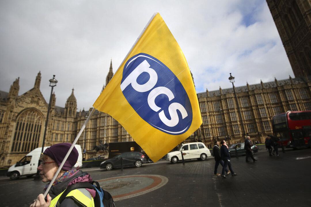Roughly 100,000 UK Civil Servants Vote for Strike Action