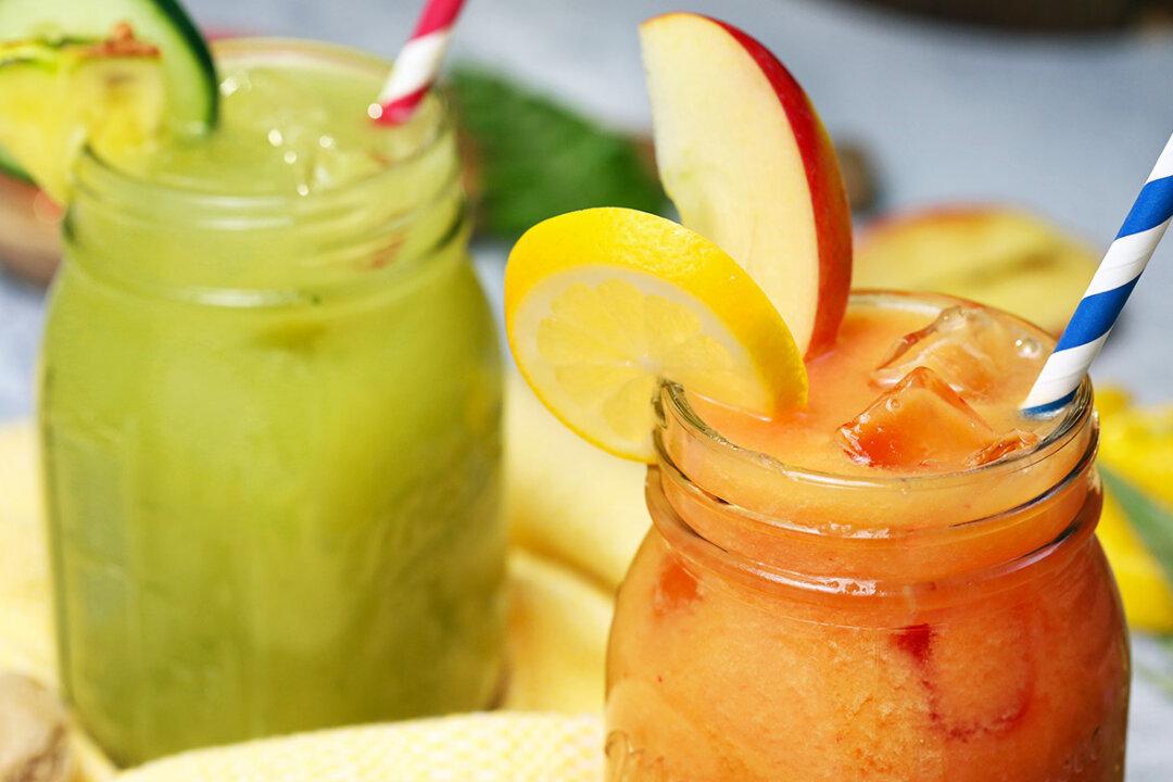 2 Detox Juice Recipes for Weight Loss (Recipes + Video)