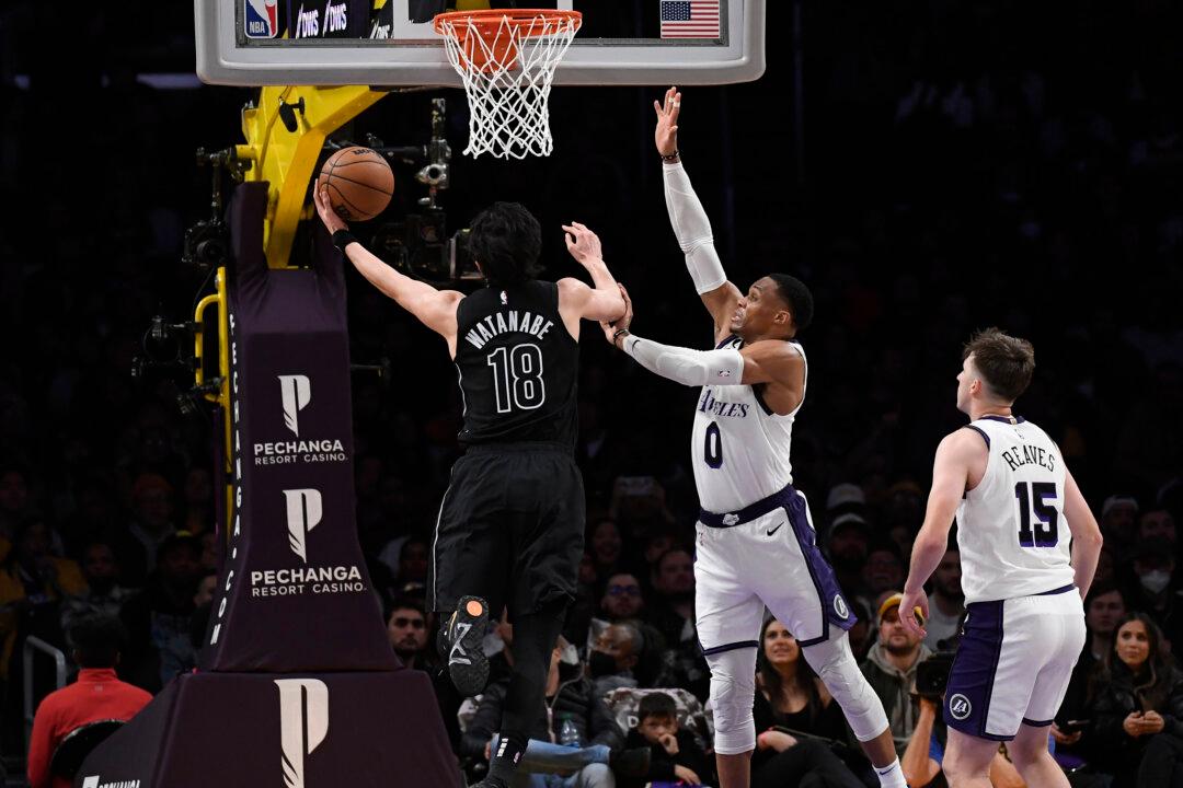Davis Scores Season-High 37, Lakers Beat Nets to Snap Skid