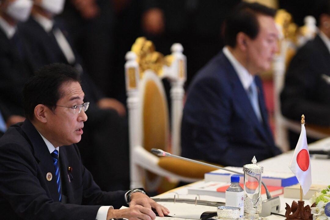 Japan, South Korea Vow to Tackle NK’s Provocations in First Summit in Years