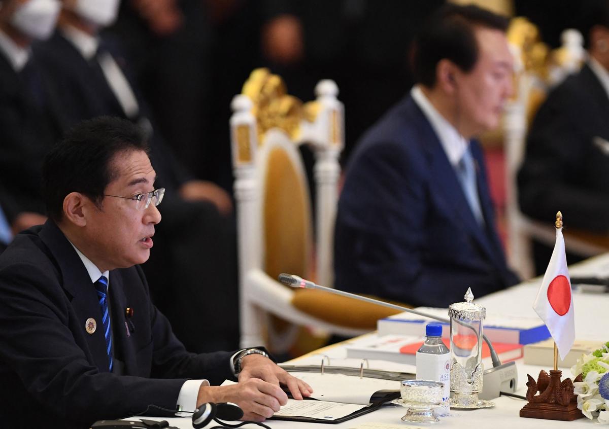 Japan, South Korea Vow to Tackle NK’s Provocations in First Summit in Years