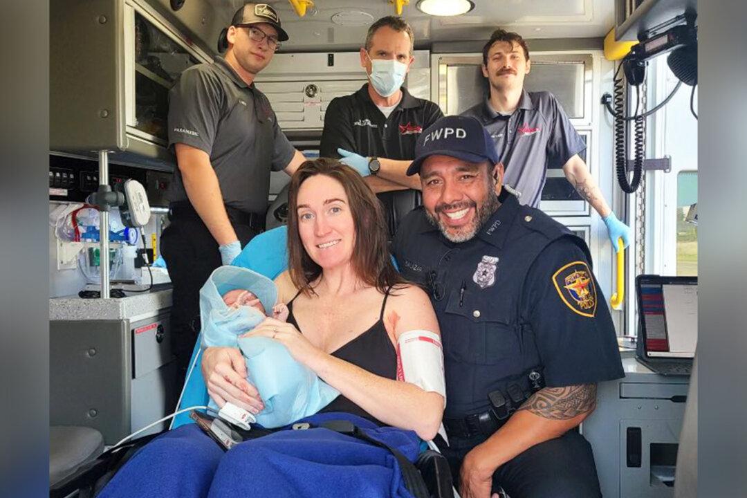 Texas Police Officer Helps Deliver Baby After Hearing Screams From Woman in Labor Outside Station