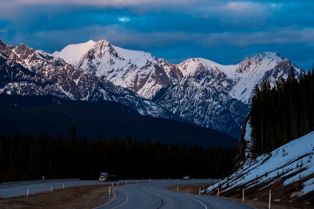 Alberta Premier Suggests Hydrogen-Powered Train Between Banff and Calgary