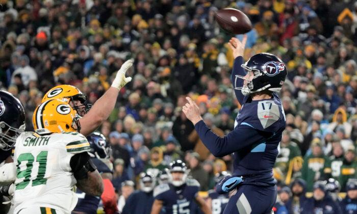 Tannehill Leads Titans to 27–17 Victory Over Packers