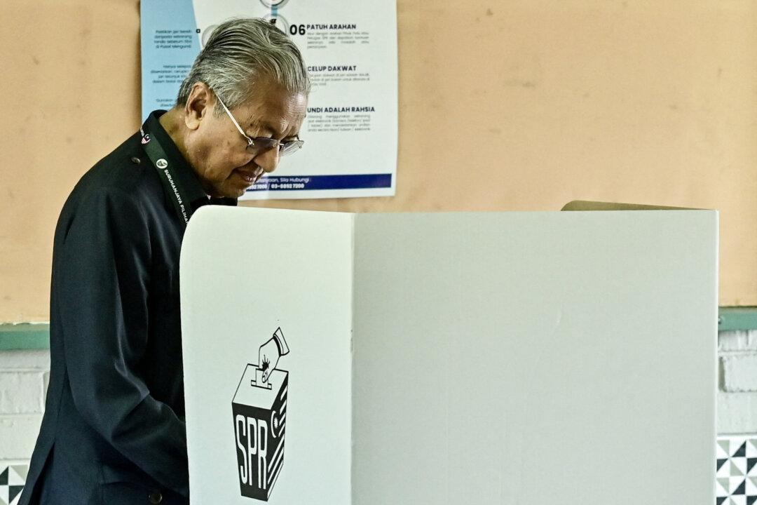 Malaysia Ex-PM Mahathir Loses Seat in First Election Defeat in 53 Years