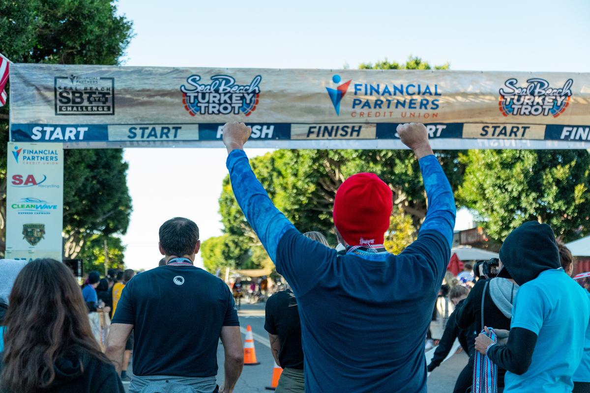Thousands Race the Seal Beach Turkey Trot
