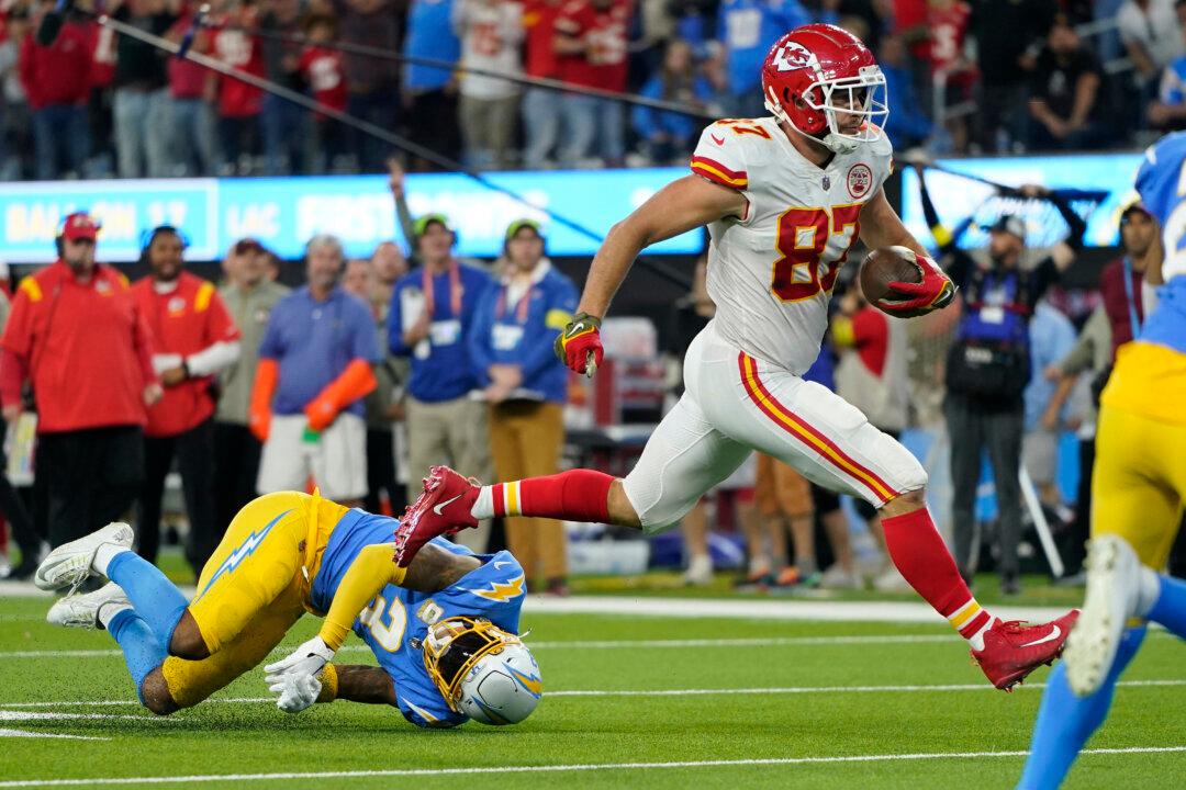 Kelce Scores 3 Touchdowns, Chiefs Rally Past Chargers 30–27