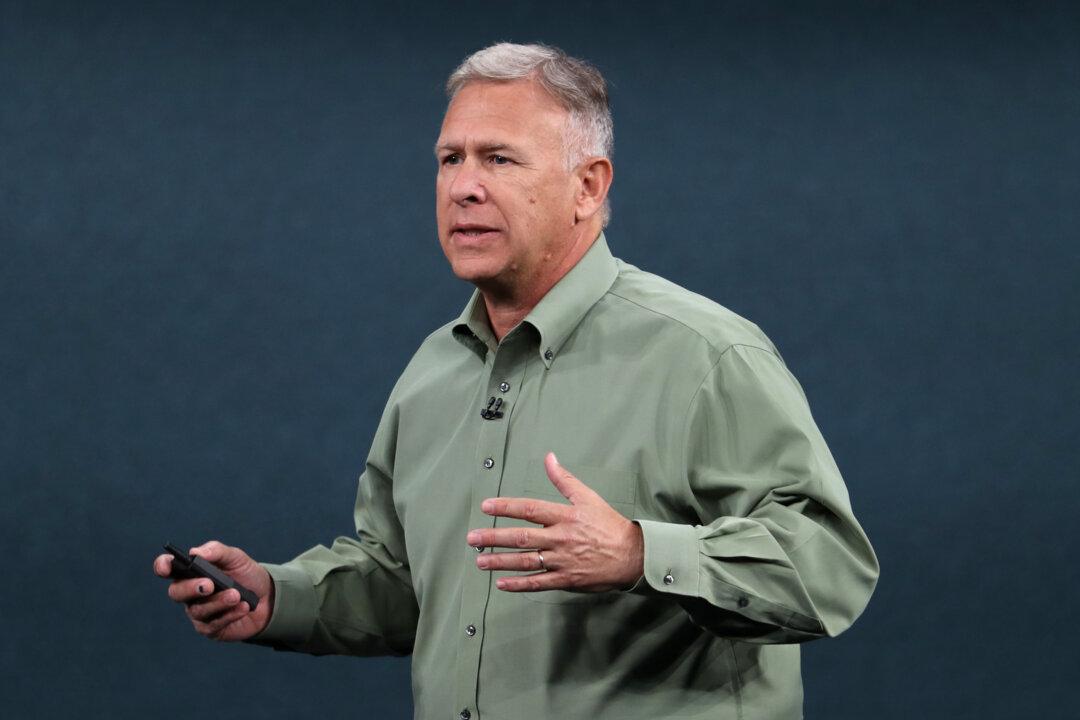 Apple Exec Deletes Twitter Account but Tech Giant, CEO Still Active on Platform