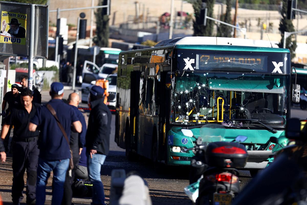 Jerusalem Bus Stop Blasts Kill 1, Injure 18